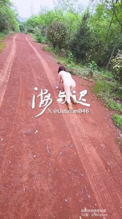 顶级调教大神，回归携多位少妇母狗调教，刺激花式玩法「海与迟」165车模冷白皮黑丝母狗车展当晚拿下，抽逼奴性M配合度非常高 截图9