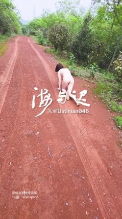 顶级调教大神，回归携多位少妇母狗调教，刺激花式玩法「海与迟」165车模冷白皮黑丝母狗车展当晚拿下，抽逼奴性M配合度非常高 截图10
