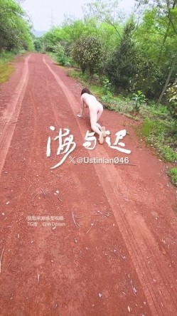 顶级调教大神，回归携多位少妇母狗调教，刺激花式玩法「海与迟」165车模冷白皮黑丝母狗车展当晚拿下，抽逼奴性M配合度非常高 截图11