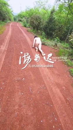 顶级调教大神，回归携多位少妇母狗调教，刺激花式玩法「海与迟」165车模冷白皮黑丝母狗车展当晚拿下，抽逼奴性M配合度非常高 截图12