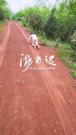 顶级调教大神，回归携多位少妇母狗调教，刺激花式玩法「海与迟」165车模冷白皮黑丝母狗车展当晚拿下，抽逼奴性M配合度非常高 截图14