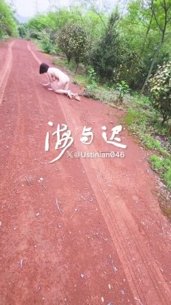顶级调教大神，回归携多位少妇母狗调教，刺激花式玩法「海与迟」165车模冷白皮黑丝母狗车展当晚拿下，抽逼奴性M配合度非常高 截图15