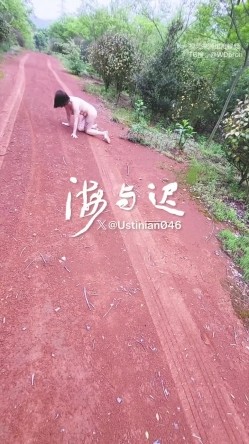 顶级调教大神，回归携多位少妇母狗调教，刺激花式玩法「海与迟」165车模冷白皮黑丝母狗车展当晚拿下，抽逼奴性M配合度非常高 截图16