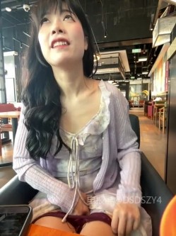 ️sp站极品熟女【yourkeer】穿着开档丝袜在户外商场厕所大胆诱惑自慰骚出天际 截图5
