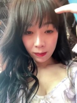 ️sp站极品熟女【yourkeer】穿着开档丝袜在户外商场厕所大胆诱惑自慰骚出天际 截图14