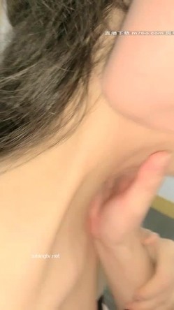 【Avove】野战爱好者，带着炮友各地留精，最爱无毛肥逼包臀裙肉丝 截图4