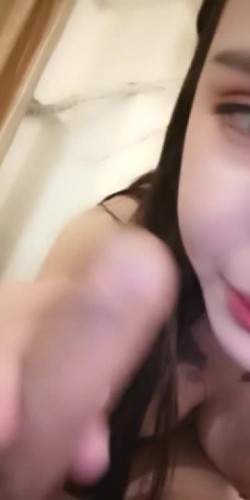 露脸才是王道，娇喘小婊妹性爱前的预热，摸奶子漏逼口交大鸡巴，被小哥哥多姿势爆草，射在小嘴里表情好骚 截图2