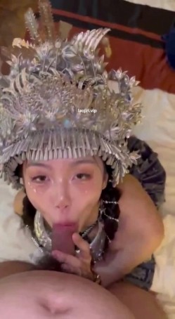 富二代约炮，【fKabuto】，漫展认识的少数民族小美女，完美露脸，胸大人浪，口交一脸陶醉 截图1
