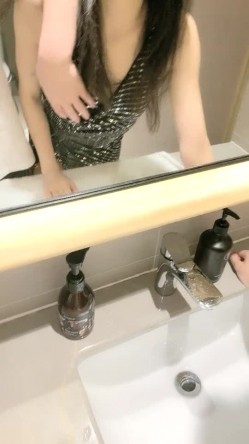 【Avove】，野战爱好者，带着炮友各地留精，最爱无毛肥逼包臀裙肉丝 截图1