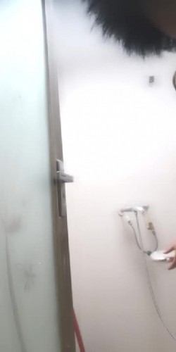 迷人的小嫂子与大哥露脸激情，浴室伺候大哥洗澡深喉不断，捏奶子抠逼洗完在椅子上被大哥玩，逼塞电动嘴吃几把 截图1