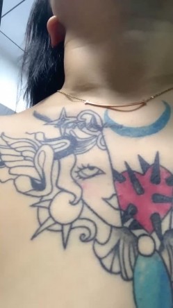 胸前漂亮纹身美女！近期下海激情操逼！抓屌吸吮舔蛋，主动骑乘位套弄，张开双腿猛操射肚子上 截图15