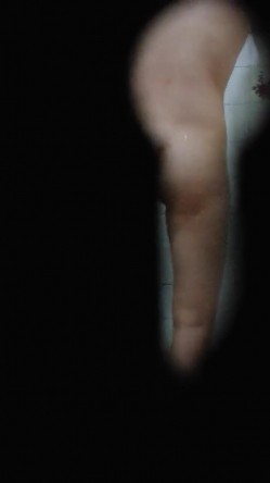 真实偷窥漂亮嫂子洗香香 终于逮到机会看到了嫂子的酮体 貌似奶子小了一丢丢 洗澡时要按摩一下胸部 截图2