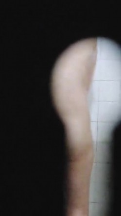 真实偷窥漂亮嫂子洗香香 终于逮到机会看到了嫂子的酮体 貌似奶子小了一丢丢 洗澡时要按摩一下胸部 截图14