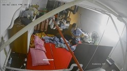 【极品稀缺 ️破解摄像头】极品服务员宿舍日常 ️小姐姐年轻美乳好坚挺 穿搭职业装制服很有气质 距离超近 高清1080P版 截图3