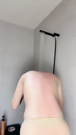 骚逼熟女【凝凝妈】，榨精小鲜肉，内射主动洗逼怕怀孕，口活干炮一条龙,身材很哇塞 截图15