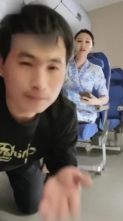 【SM调教系列】极品空姐调教男奴，飞了一天的骚臭黑丝脚用狗奴的舌头放松，真是解压 截图9