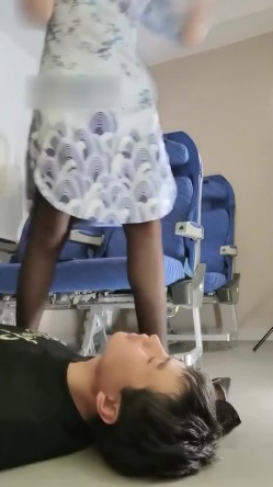 【SM调教系列】极品空姐调教男奴，飞了一天的骚臭黑丝脚用狗奴的舌头放松，真是解压 截图14