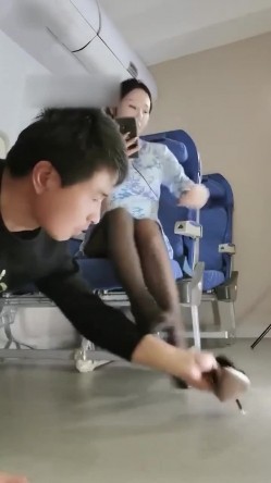 【SM调教系列】极品空姐调教男奴，飞了一天的骚臭黑丝脚用狗奴的舌头放松，真是解压 截图15