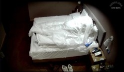 美女跪下含鸡巴还拍视频 刺激 美女这个蜜桃臀绝了 女上位时候的甩动是真耀眼好看 截图1