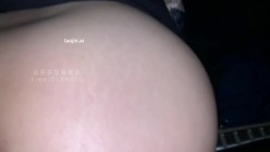 推特约啪大神【记事本】风骚少妇油亮大屁股后入，车震肥臀熟女，水喷了一车！无套内射好刺激！ 截图3