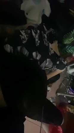 真实反差学生妹，才艺美少女【小童叹气 】纯天然坚挺大奶，一线天粉鲍，全裸弹吉他，道具自慰~炸裂 截图4
