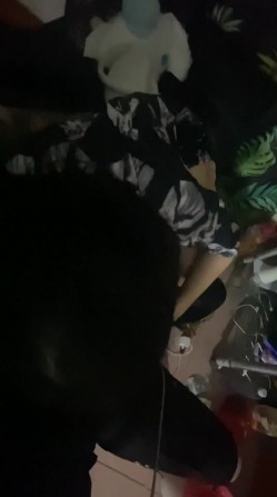 真实反差学生妹，才艺美少女【小童叹气 】纯天然坚挺大奶，一线天粉鲍，全裸弹吉他，道具自慰~炸裂 截图7