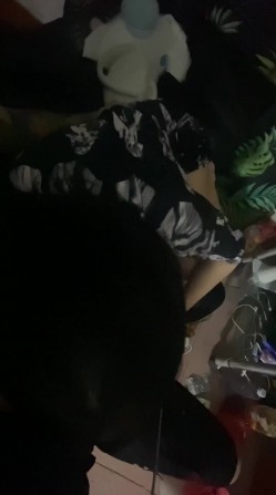 真实反差学生妹，才艺美少女【小童叹气 】纯天然坚挺大奶，一线天粉鲍，全裸弹吉他，道具自慰~炸裂 截图8