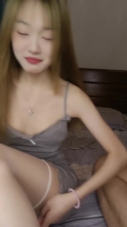 最新下海的清纯甜美骨感美腿小仙女！漂亮的小脸蛋儿，骨感的身材，长筒白丝袜很带感，被操了两次，顶太深 尖叫 截图2