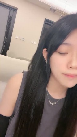 核弹！高人气裸舞女神~20小时~【阿楚】全新姿势~撸点极高~ 女神终于尺度大开~！揉穴自慰，长腿美臀，绝~！！ 截图1