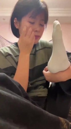 【真实露脸学生妹】，土豪重金举牌定制，为了还网贷，纯情美眉毫无底线自调，舔脚咬袜子捅菊花抠逼，简直了 截图1