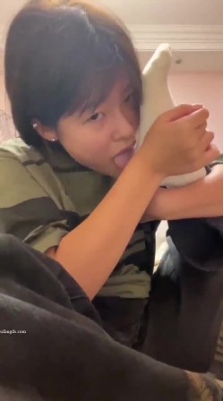 【真实露脸学生妹】，土豪重金举牌定制，为了还网贷，纯情美眉毫无底线自调，舔脚咬袜子捅菊花抠逼，简直了 截图3