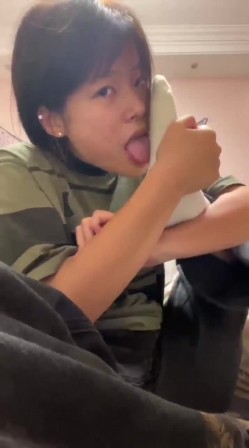 【真实露脸学生妹】，土豪重金举牌定制，为了还网贷，纯情美眉毫无底线自调，舔脚咬袜子捅菊花抠逼，简直了 截图5