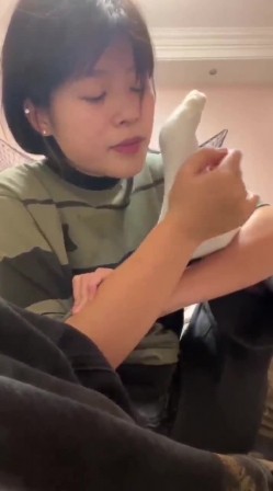 【真实露脸学生妹】，土豪重金举牌定制，为了还网贷，纯情美眉毫无底线自调，舔脚咬袜子捅菊花抠逼，简直了 截图6