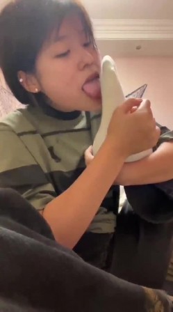 【真实露脸学生妹】，土豪重金举牌定制，为了还网贷，纯情美眉毫无底线自调，舔脚咬袜子捅菊花抠逼，简直了 截图8