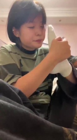 【真实露脸学生妹】，土豪重金举牌定制，为了还网贷，纯情美眉毫无底线自调，舔脚咬袜子捅菊花抠逼，简直了 截图11
