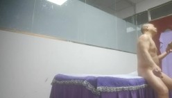 光头大叔洗脚城探店花500块要的全套服务 来了一个熟女大姐看看值不值 截图8