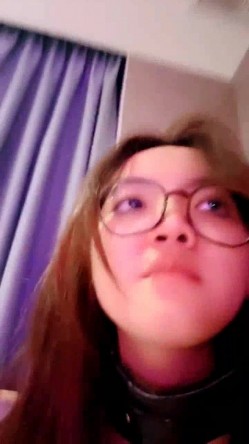 眼镜骚母狗露脸被小哥绑起来玩弄蹂躏，深喉口交大鸡巴无毛白虎逼，让大哥用道具爆菊花草着无毛逼，浪叫不止 截图7