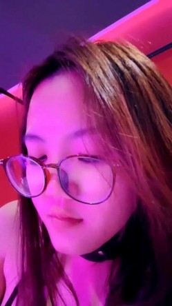 眼镜骚母狗露脸被小哥绑起来玩弄蹂躏，深喉口交大鸡巴无毛白虎逼，让大哥用道具爆菊花草着无毛逼，浪叫不止 截图8