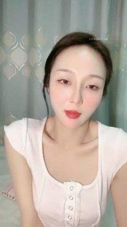 又一气质女神下海 亲我一ko 肤白貌美细腰翘臀 掰B特写，中指扣穴：‘啊啊啊，哥哥进来进来’，3V大秀！ 截图1