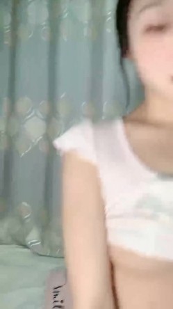 又一气质女神下海 亲我一ko 肤白貌美细腰翘臀 掰B特写，中指扣穴：‘啊啊啊，哥哥进来进来’，3V大秀！ 截图5