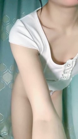 又一气质女神下海 亲我一ko 肤白貌美细腰翘臀 掰B特写，中指扣穴：‘啊啊啊，哥哥进来进来’，3V大秀！ 截图8