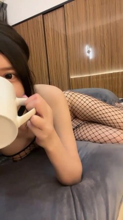重磅，38w粉抖音网红女神，【暖儿】，逆天长腿，性感渔网装，给你抖音上看不到的所有 截图1