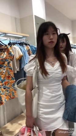 地铁商场贴身极限偸拍数位小姐姐裙内碰到几位超骚的反差婊不穿内裤真空露逼出门以为裙子长就没事了 截图1