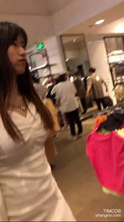 地铁商场贴身极限偸拍数位小姐姐裙内碰到几位超骚的反差婊不穿内裤真空露逼出门以为裙子长就没事了 截图9