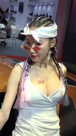 广州车展色色的摄影师各种角度 捕捉身材火爆的美女模特各种不经意间的走光 截图3