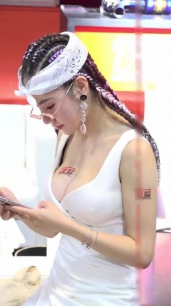 广州车展色色的摄影师各种角度 捕捉身材火爆的美女模特各种不经意间的走光 截图4