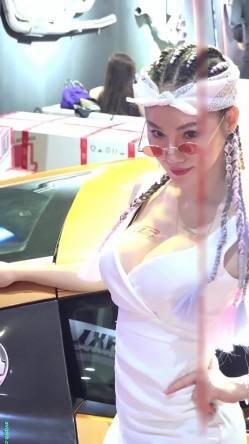 广州车展色色的摄影师各种角度 捕捉身材火爆的美女模特各种不经意间的走光 截图8