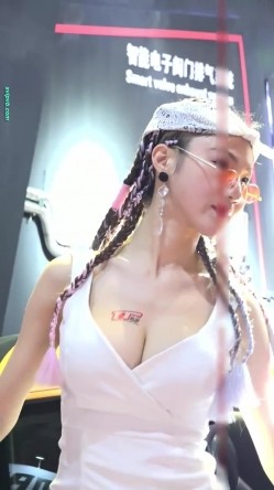 广州车展色色的摄影师各种角度 捕捉身材火爆的美女模特各种不经意间的走光 截图9