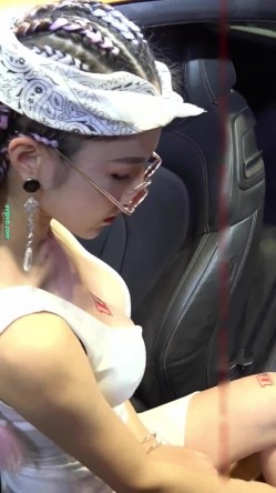 广州车展色色的摄影师各种角度 捕捉身材火爆的美女模特各种不经意间的走光 截图10