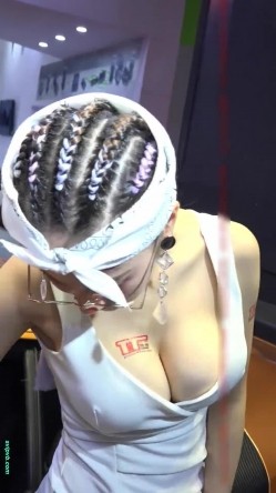 广州车展色色的摄影师各种角度 捕捉身材火爆的美女模特各种不经意间的走光 截图12